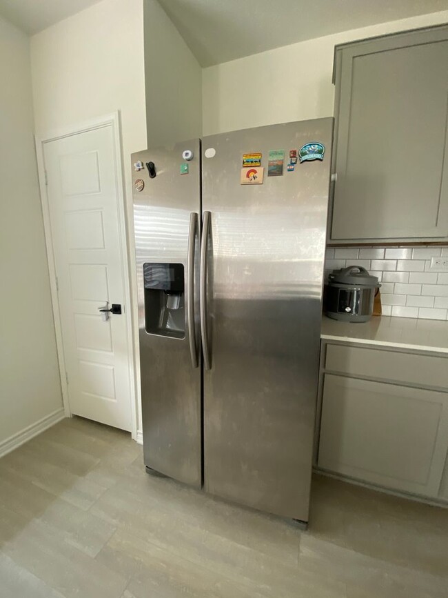 Building Photo - Move in Ready 3 BD/2.5 BA with a Garage Mi...