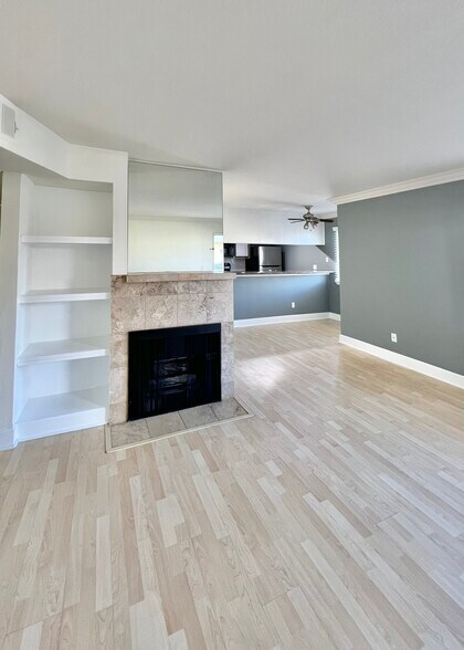 Building Photo - 7045 Woodley Ave