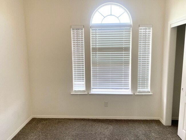 Building Photo - Spacious 4/2.5 off Fig Garden Loop