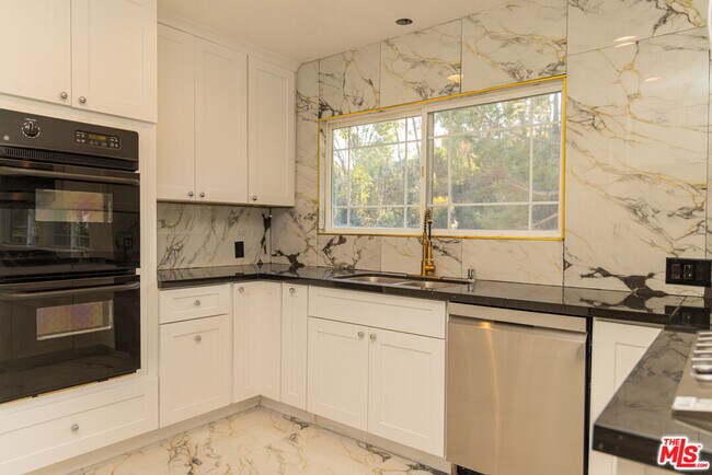 Building Photo - 5604 Valley Circle Blvd