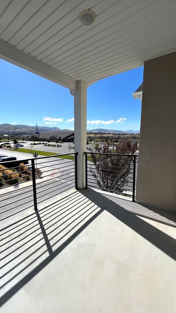 Building Photo - 3 Bedroom/2 Bathroom Townhome In Bluffdale