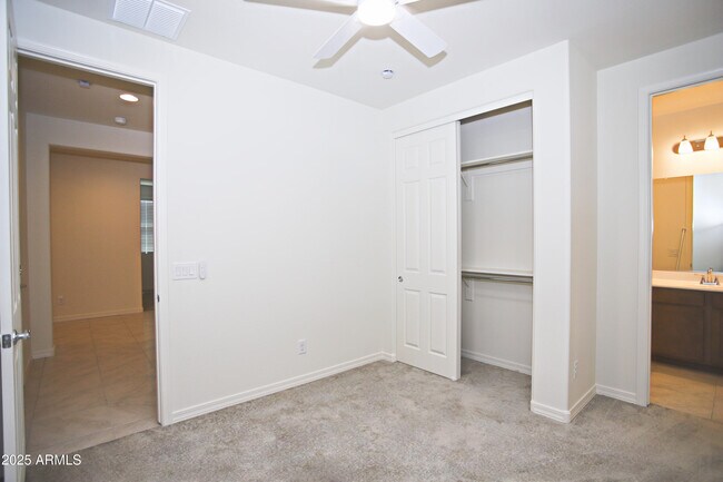 Building Photo - 935 W Finch Dr