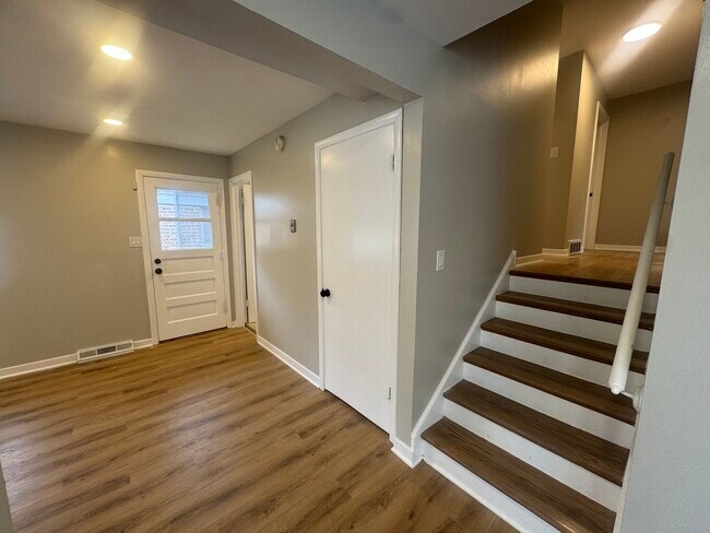 Building Photo - 14700 Avalon Ave