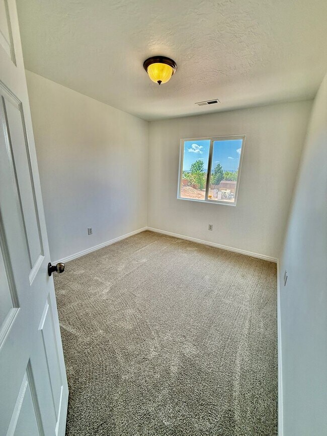 Building Photo - Redone Lexington Hills Townhome