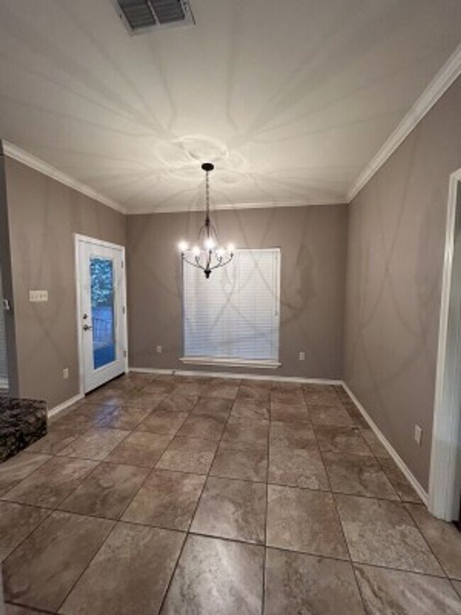 Building Photo - 617 Huntwick Ln