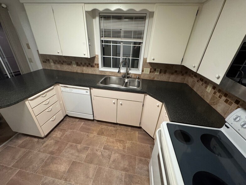 Building Photo - 4913-4915 N Drury Rd