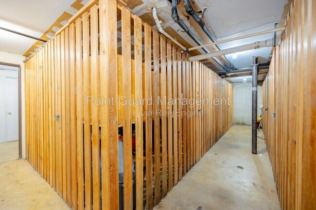 Building Photo - 2011 N Porter Ave