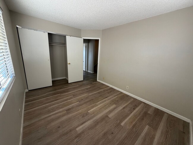 Building Photo - 4985 W 7th St