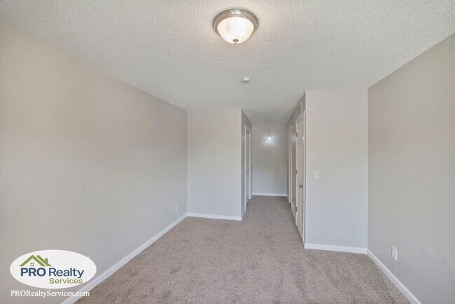 Building Photo - 2 Bedroom Townhome **Free May Rent with a May 2026 Move In**