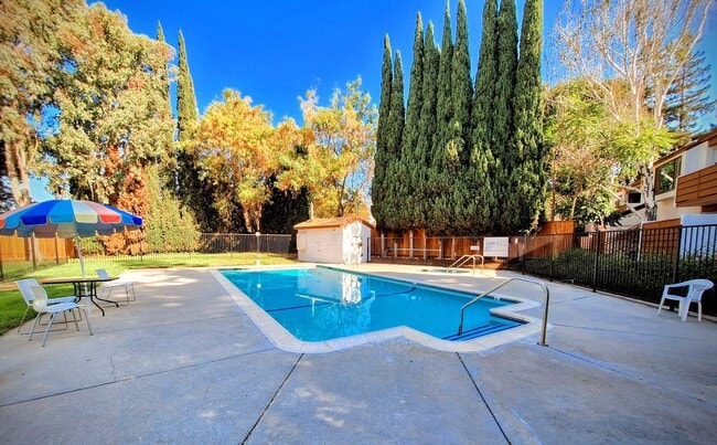 Building Photo - Spacious Second Floor 1bd Condo With Laundry In Unit, Pool, Balcony, & Carport!