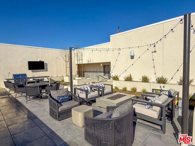 Building Photo - 201 N La Brea Ave