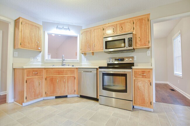 Building Photo - Pet Friendly Three Bedroom with Bonus!