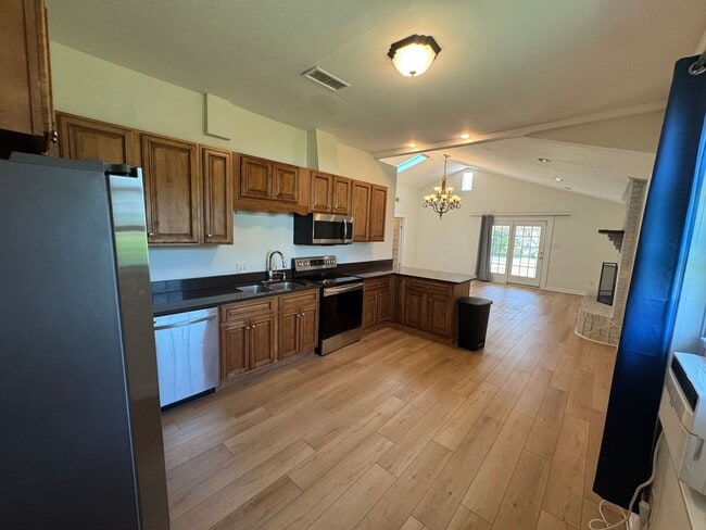 Building Photo - Downtown - Pensacola - 3 bedroom, 2 bathroom