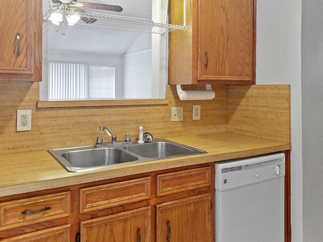 Building Photo - Wonderful Quiet Duplex in the Northern Part of Arlington