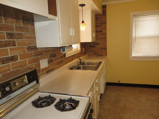 Building Photo - 826 Nuttman Ave