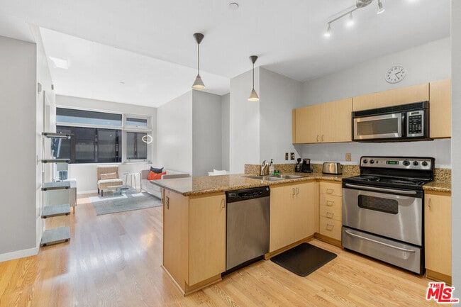 Primary Photo - 630W W 6th St