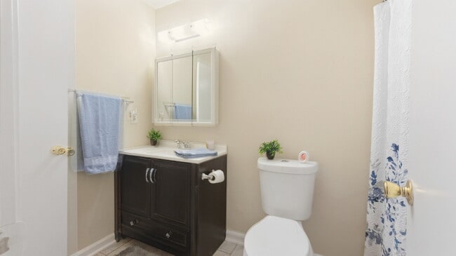 Building Photo - 2 Bed 2 Bath Condo Just Minutes from NAS Oceana Dam Neck in Virginia Beach!