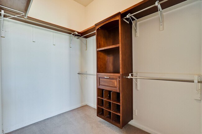 Building Photo - Spacious 3 Bedroom, 2 Bathroom Home with D...