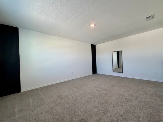 Building Photo - Beautiful 4 bed/3 bath 2 story!