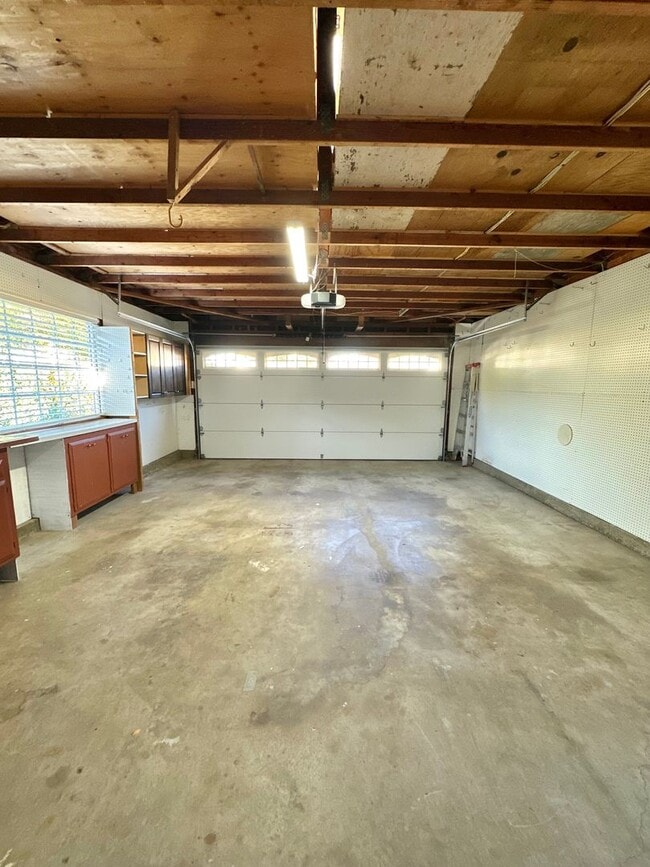 Building Photo - Updated Goleta Home Located in Desirable Santa Barbara Shores