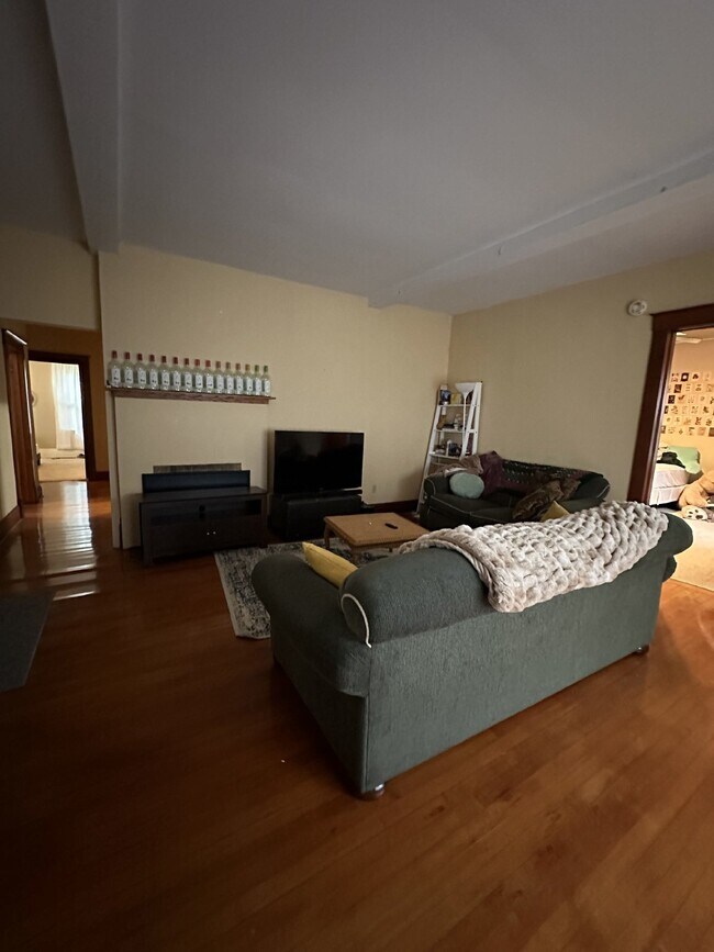 Building Photo - Nice 3 Bed 1 Bath near UWEC! Available Jun...