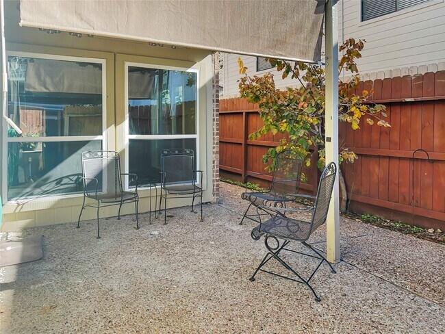 Building Photo - 2517 Bering Dr