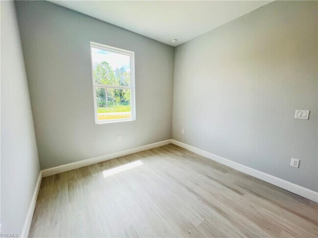 Building Photo - 2718 Helen Cir