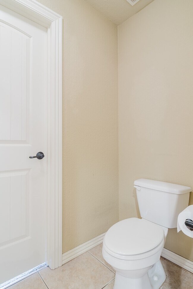 Building Photo - 602 SW Barn Valley Rd