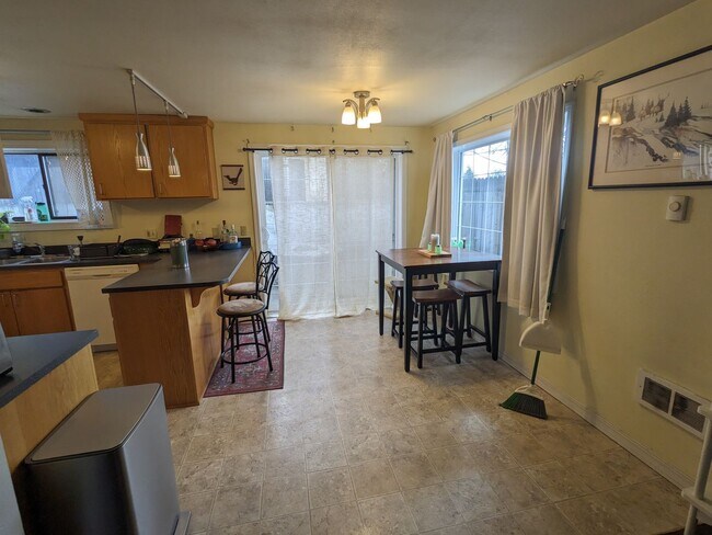 Building Photo - Cherry St Duplex