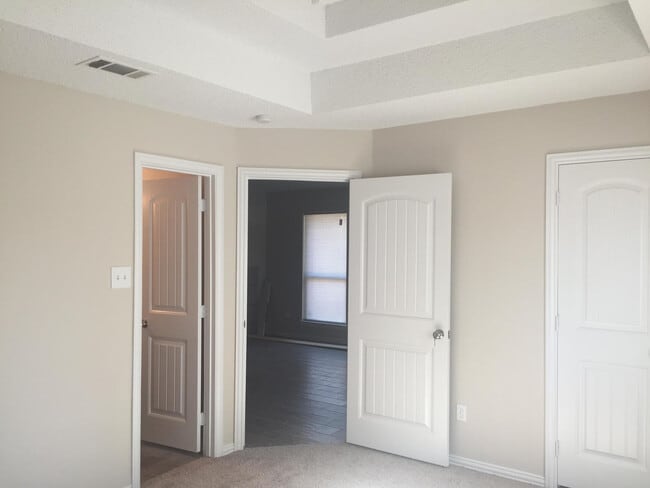 Building Photo - Spacious 3 Bedroom 2 Bath Half of Duplex A...