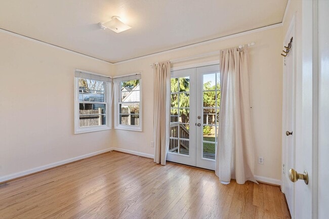 Building Photo - Adorable 2-bdrm/1-bath mid-century modern. Private backyard, sauna, washer/dryer, & more!