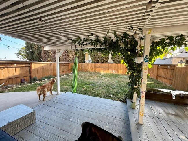 Building Photo - Move in Ready 3bed/3bath, beautiful backyard