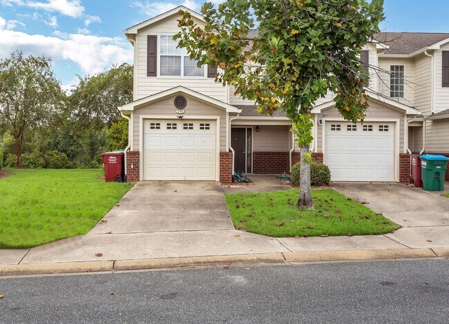 Primary Photo - 3/2.5 Crestview Townhome with Community Po...