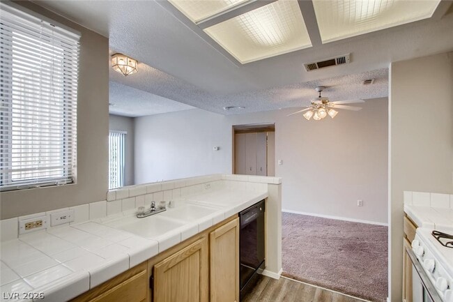 Building Photo - 7100 W Pirates Cove Rd