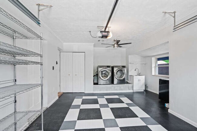 Garage - 1127 S Osprey Ave