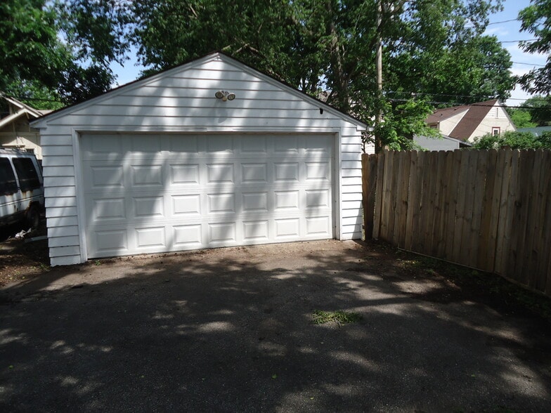 Building Photo - 5429 Harriet Ave