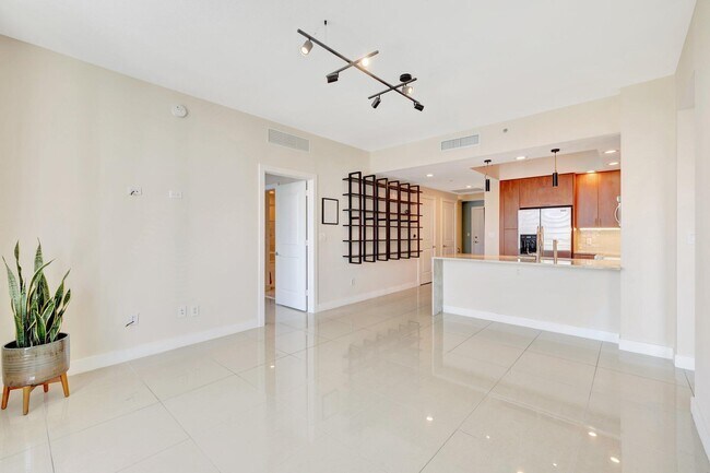 Building Photo - 315 NE 3rd Ave