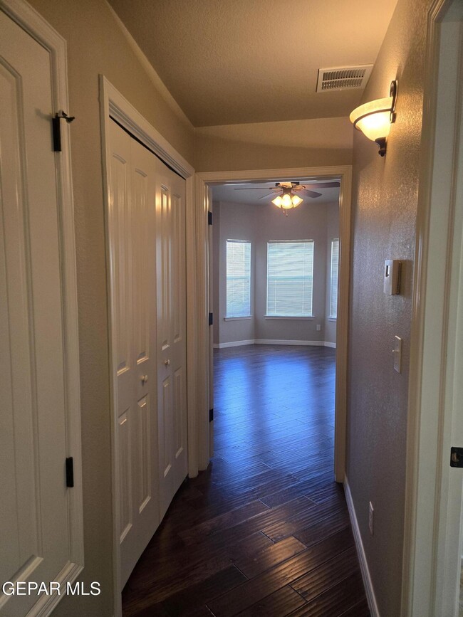 Building Photo - 6617 Cabana Del Sol Dr