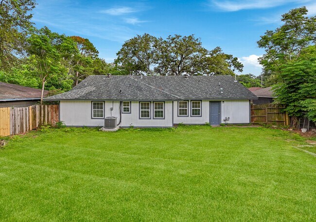 Building Photo - 5859 Flamingo Dr