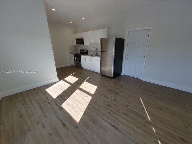 Building Photo - 1629 SW 6th St