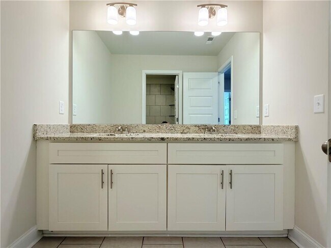 Building Photo - 470 Hellen Vly Dr