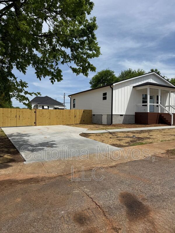 Building Photo - 7 2nd Ave