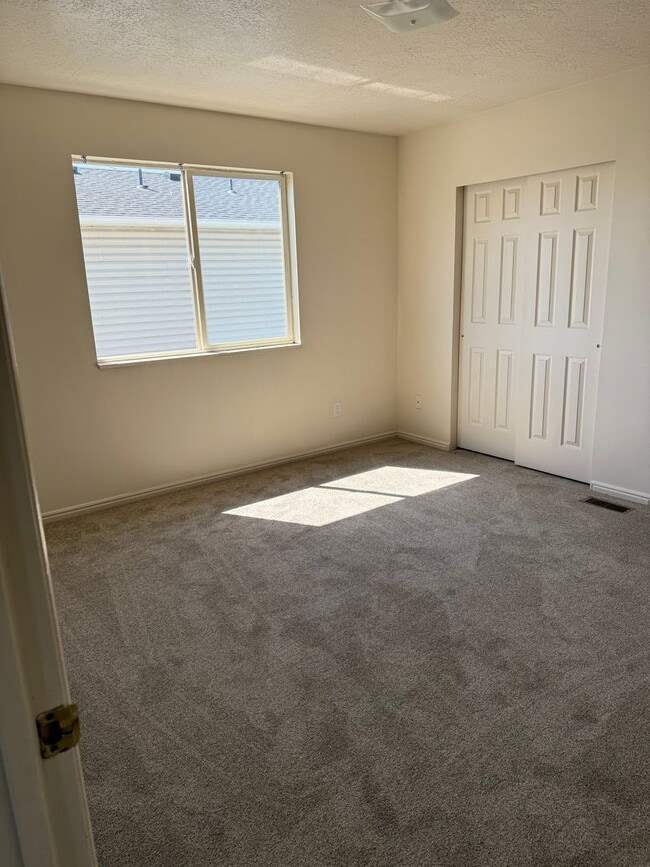 Building Photo - Clearfield 4 bedroom, 3 bathroom home. Big...