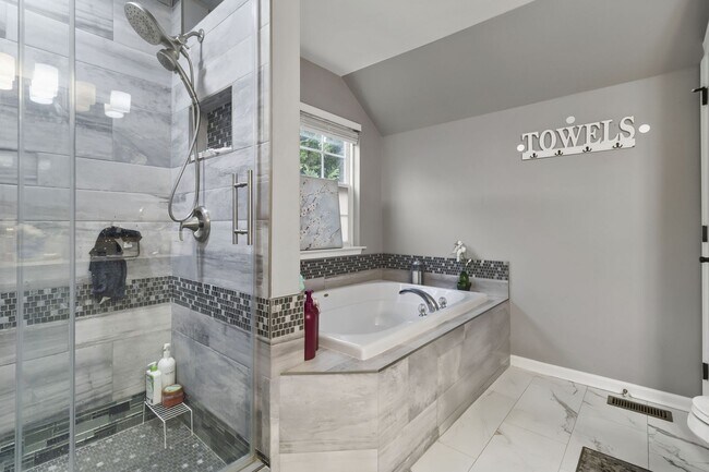 Building Photo - Located In Townsend Village