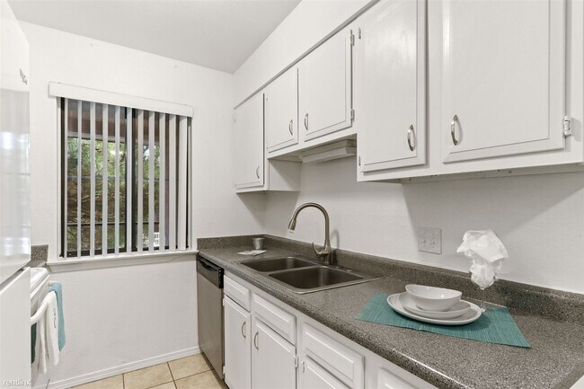 Building Photo - 506 W Orchard Ln