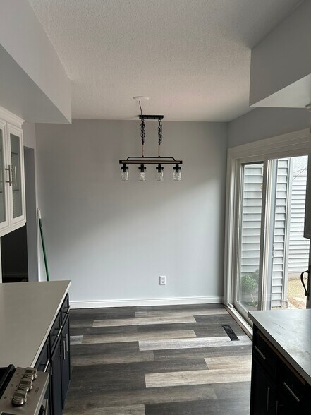 eat-in kitchen/informal dining area with patio walkout to private courtyard - 2706 Mackubin St
