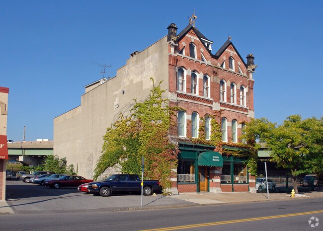 Building Photo - 123 E Willow St