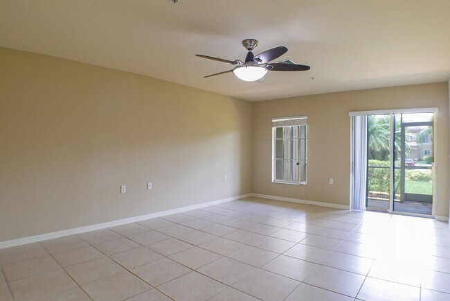 Building Photo - Spacious Townhouse in a Gated community in...