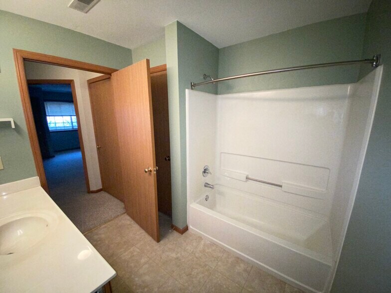 Building Photo - 1917 Deerhaven Ln NE