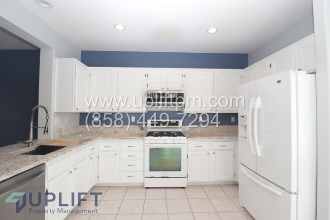 Building Photo - 4 Bed 2.5 Bath Townhouse in Oceanside AVAILABLE NOW!